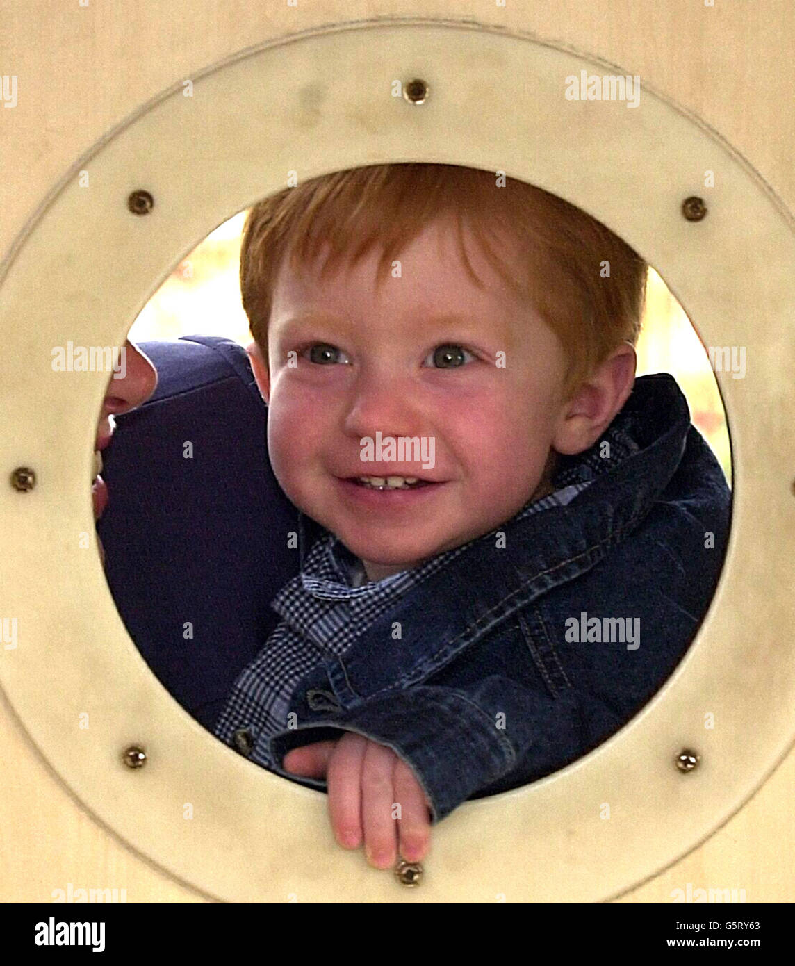 Rhys Evans, nato 18 mesi fa nel Galles del Sud, gioca in un parco nel centro di Londra, dopo essere diventato il primo bambino del Regno Unito a beneficiare di un innovativo lavoro di terapia genica. * la terapia si sta svolgendo presso il Great Ormond Street Hospital di Londra per i bambini e il suo partner di ricerca, l'Institute of Child Health. Il suo trattamento è la prima volta che i medici britannici hanno corretto con successo il difetto genico che causa il grave disturbo combinato dell'immunodeficienza (SCID). I bambini nati con SCID non hanno il proprio sistema immunitario e devono essere tenuti in condizioni totalmente sterili. Foto Stock