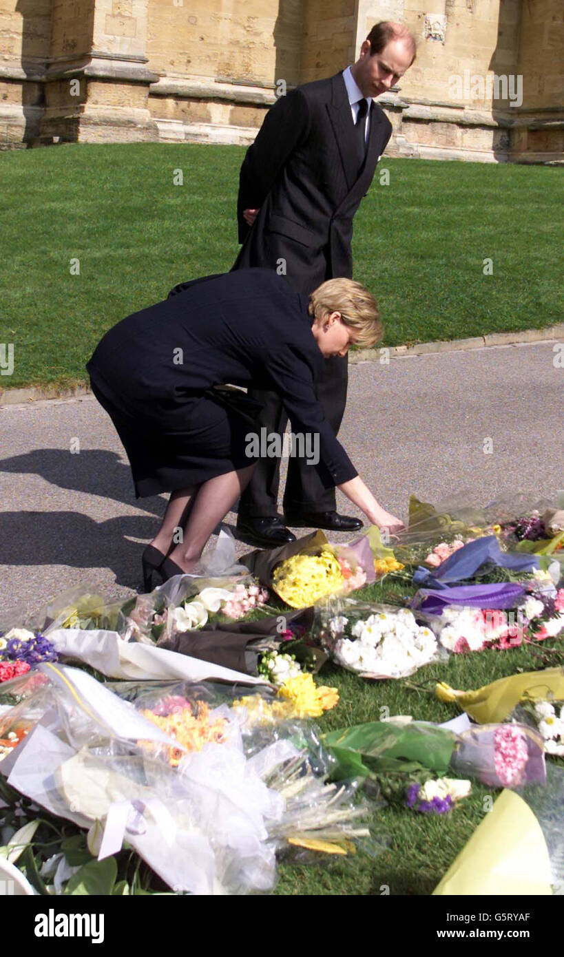 Il Conte e la Contessa di Wessex ispezionano i fiori lasciati dai membri del pubblico al Castello di Windsor in memoria della Regina Elisabetta la Regina Madre, che morì all'età di 101 anni. La sua bara sarà trasferita venerdì a Westminster Hall, dove si trova in stato fino al suo funerale di martedì. Foto Stock