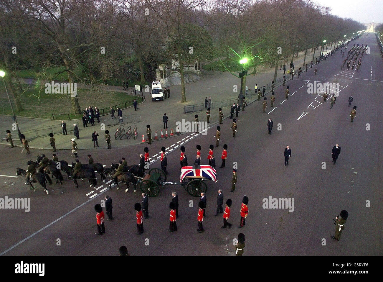 La prova per la processione cerimoniale che porterà la bara della Regina Madre dalla Queen's Chapel alla Westminster Hall passa lungo il Mall e in Horse Guards a Londra . *la processione si estenderà per mezzo miglio, coinvolgerà 1,600 militari e donne e sarà la più grande parata del suo genere sulle strade della Gran Bretagna dopo i funerali di Sir Winston Churchill nel 1965. La bara della Regina Madre, che morì sabato, di 101 anni, si trovera' in stato fino al suo funerale di martedì. Foto Stock