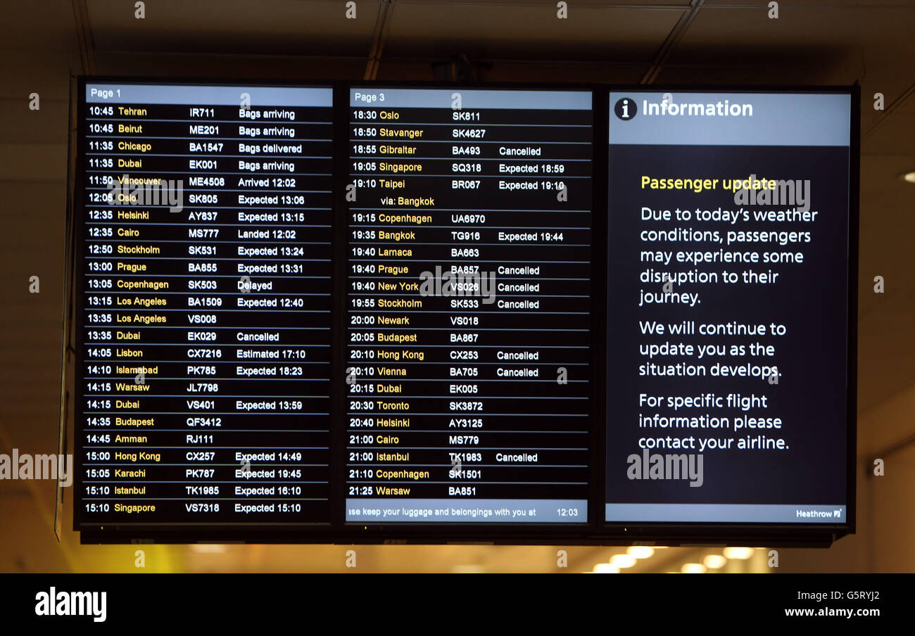 Gli arrivi partono dal Terminal 3 dell'aeroporto di Heathrow, l'aeroporto a due piste più trafficato del mondo, si è difeso dopo aver annullato oggi 260 voli, il 20% del suo programma abituale. Foto Stock