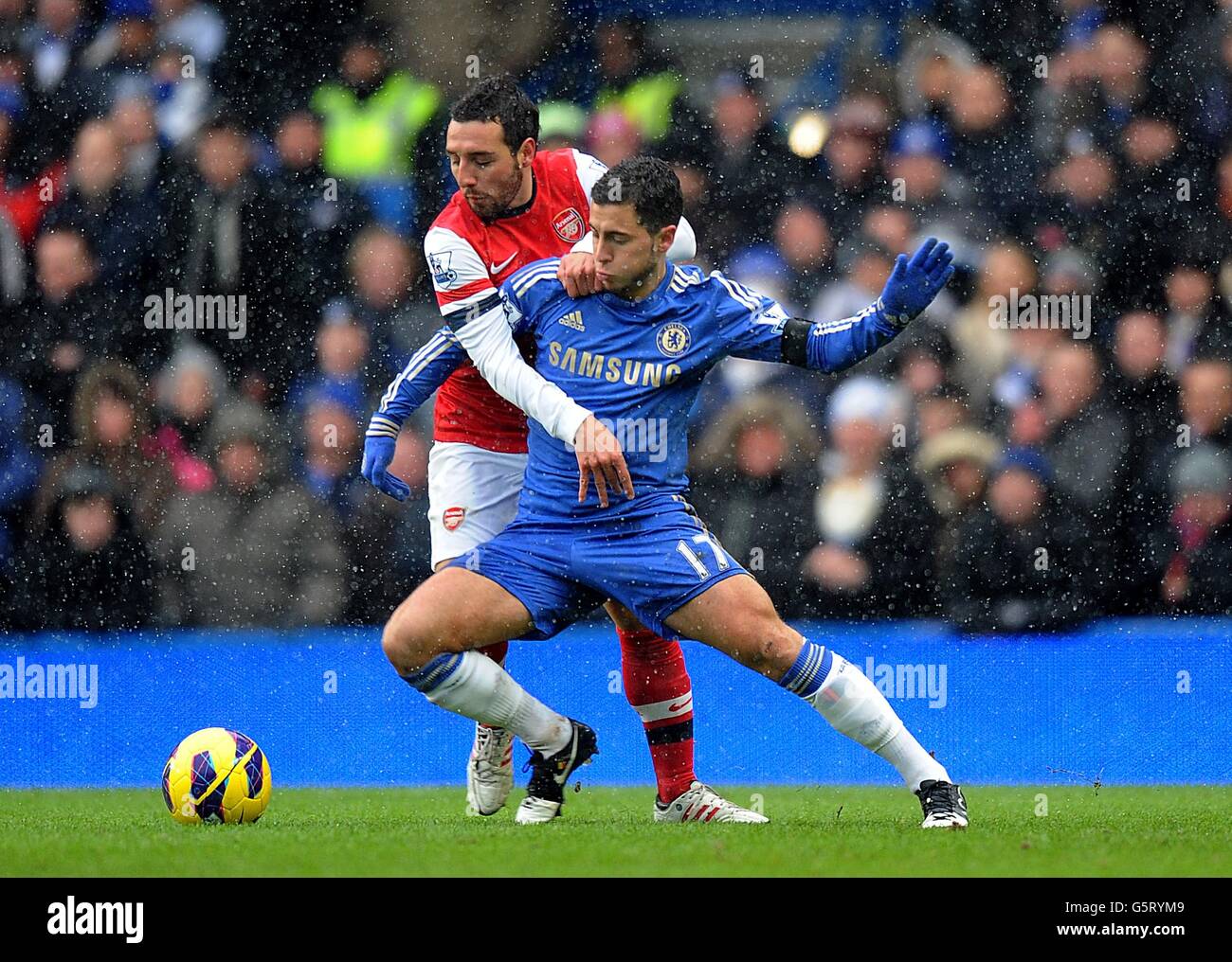 Calcio - Barclays Premier League - Chelsea / Arsenal - Stamford Bridge. I Santi Cazorla dell'Arsenal (a sinistra) e l'Eden Hazard di Chelsea combattono per la palla Foto Stock