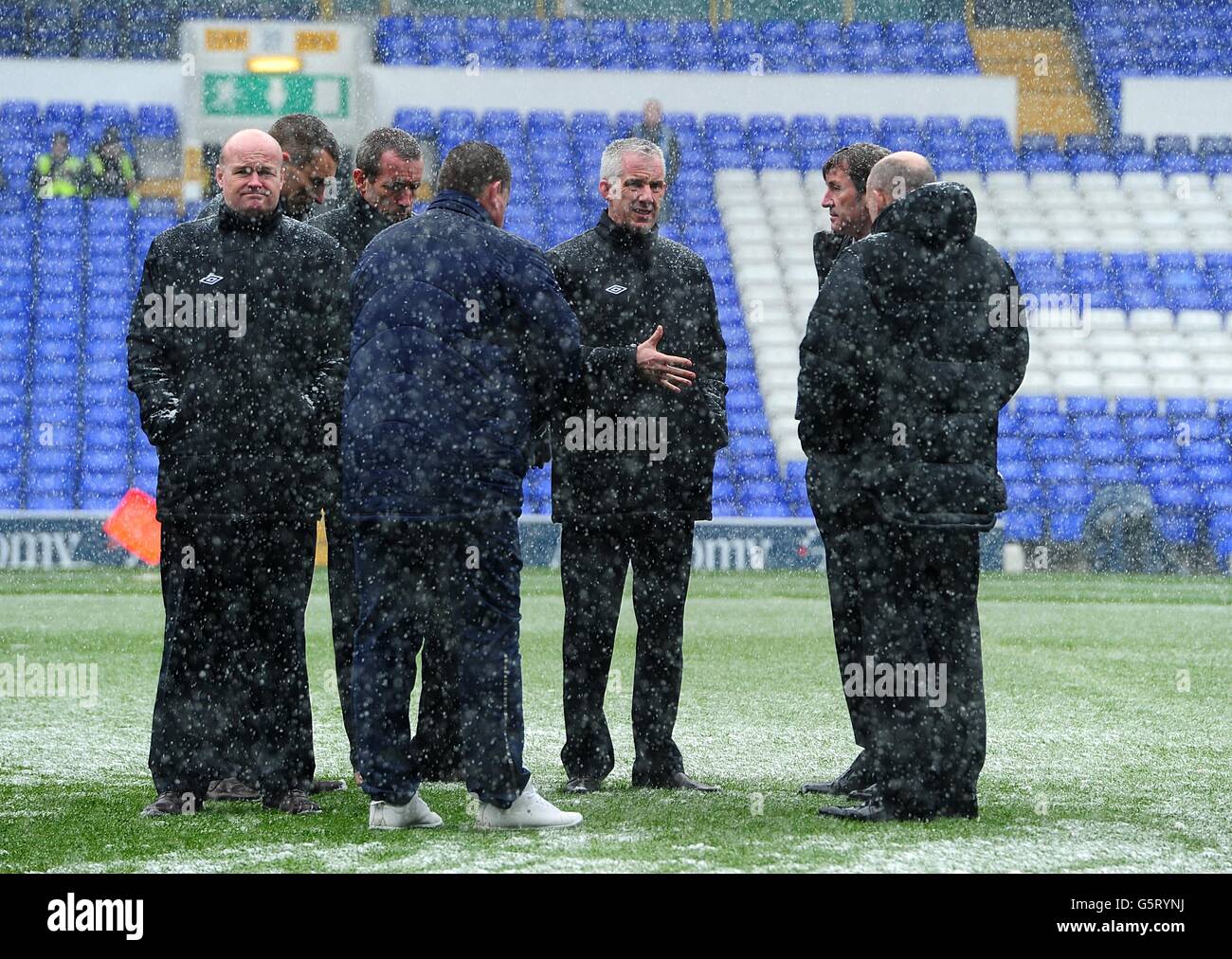 Calcio - Barclays Premier League - Tottenham Hotspur v Manchester United - White Hart Lane. L'arbitro Chris Foy ispeziona il campo prima del gioco Foto Stock