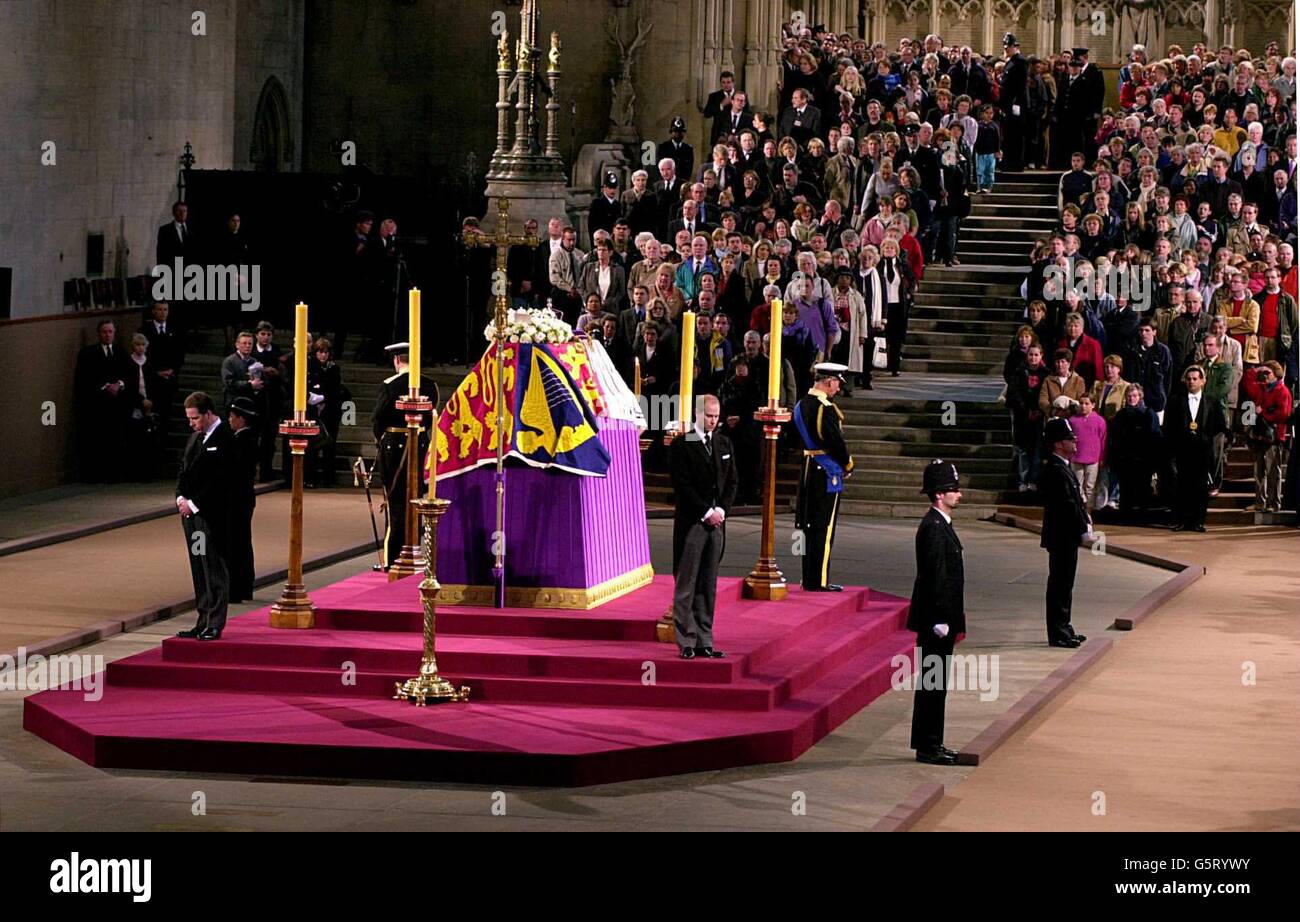 Il conte di Wessex, davanti a destra, si erge a due passi dalla bara della Regina Madre, mentre si trova al Westminster Hall di Londra, la vigilia del suo funerale che si terrà presso l'Abbazia di Westminster. * il Conte, i suoi due fratelli, il Duca di York, dietro a sinistra, e il Principe di Galles, dietro a destra, e il cugino Visconte Linley, a sinistra, riecheggiarono la storia in una poignante cerimonia che ricorda un'altra veglia reale, nello stesso punto di Westminster Hall, per il re Giorgio V nel 1936. Foto Stock