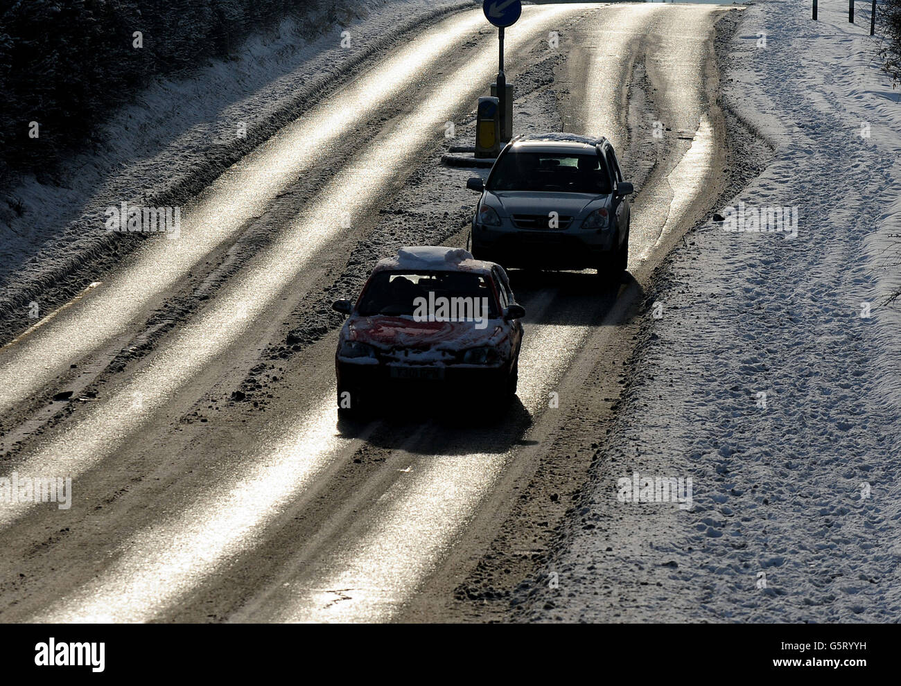 Gli automobilisti procedono lentamente su strade ghiacciate a Moira, nel Derbyshire, mentre il tempo invernale continua in tutto il Regno Unito. Foto Stock