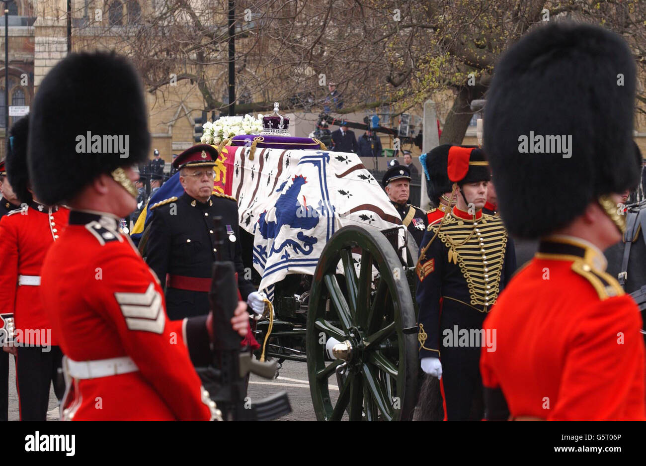La carrozza Gun che porta la bara della regina Elisabetta, la regina madre, fiancheggiata dalle guardie irlandesi, lascia Westminster Hall per raggiungere l'abbazia di Westminster. *dopo il servizio, la bara della Regina Madre sarà portata alla Cappella di San Giorgio a Windsor, dove sarà deposta per riposare accanto al marito, Re Giorgio VI. Foto Stock