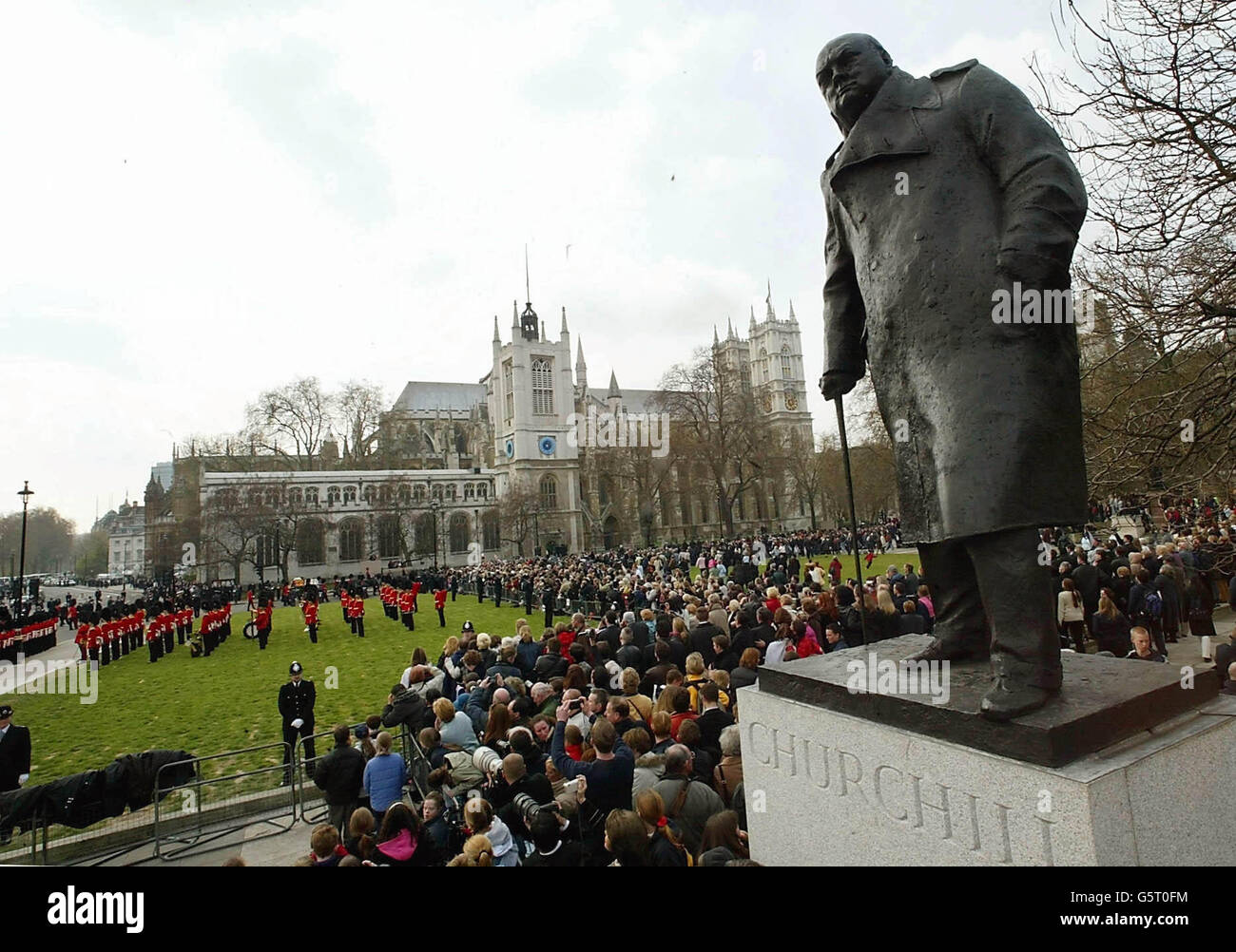 La carrozza a pistola che porta la bara della regina Elisabetta, la Regina Madre passa il lato nord dell'Abbazia di Westminster, vicino a una statua di Winston Churchill. * ... Il funerale è il culmine di più di una settimana di lutto per il matriarca reale, morto all'età di 101 anni. Foto Stock