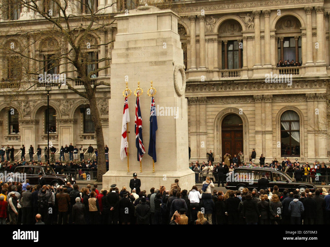 Il cuore che porta la bara della Regina Madre Britannica passa dal cenotafio, seguito dalla macchina che porta il Principe Carlo, dopo la cerimonia funeraria a Londra. * ... I dignitari e i politici reali di tutto il mondo si sono riuniti a Londra per rendere omaggio alla Regina Madre, morta a 101 anni. Sarà sepolto alla St George's Chapel a Windsor accanto al suo defunto marito, Re Giorgio VI. Foto Stock