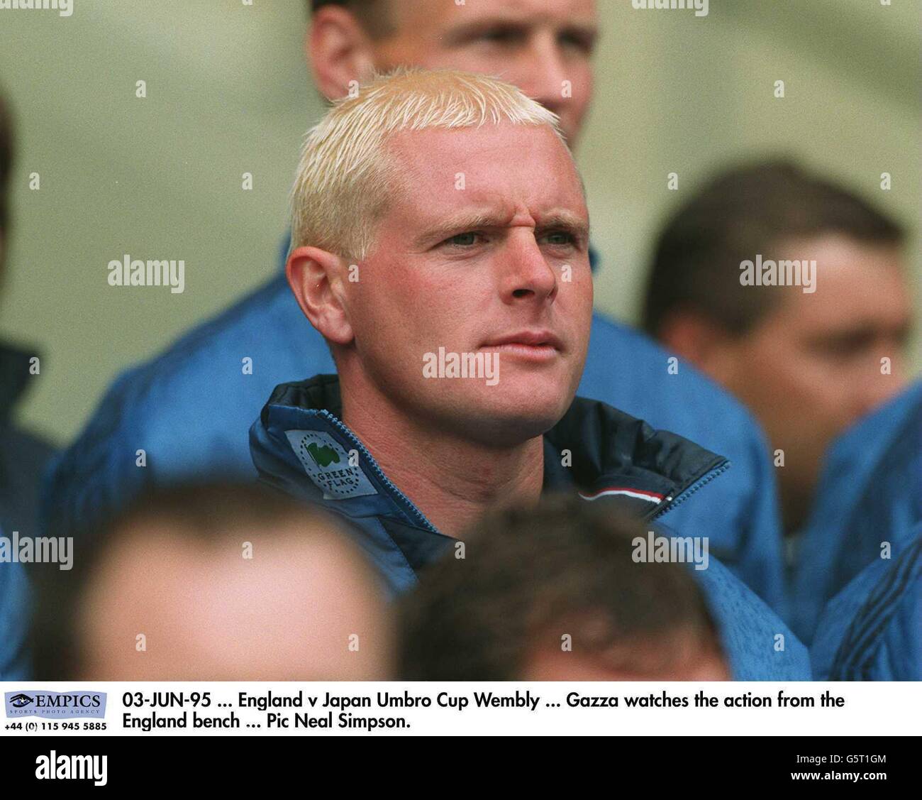 03-GIU-95 ... Inghilterra / Giappone Umbro Cup Wembley ... Paul Gascoigne guarda l'azione dalla panca inglese Foto Stock