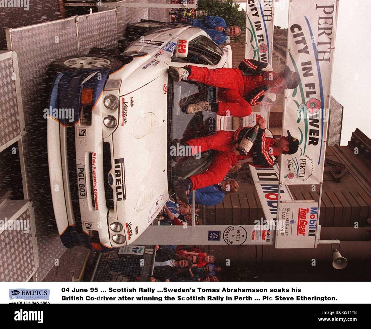 03-Giugno-95 ... The Mobil 1/Top Gear British Rally 04 giugno 95 ... Raduno scozzese ...Tomas Abrahamsson della Svezia sorvola il suo copilista britannico dopo aver vinto il Rally scozzese a Perth Foto Stock