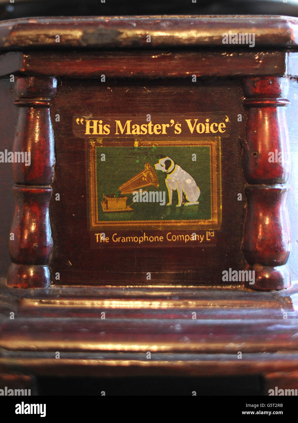 Problemi finanziari di HMV. Il logo del cane HMV su un gramofono Foto Stock