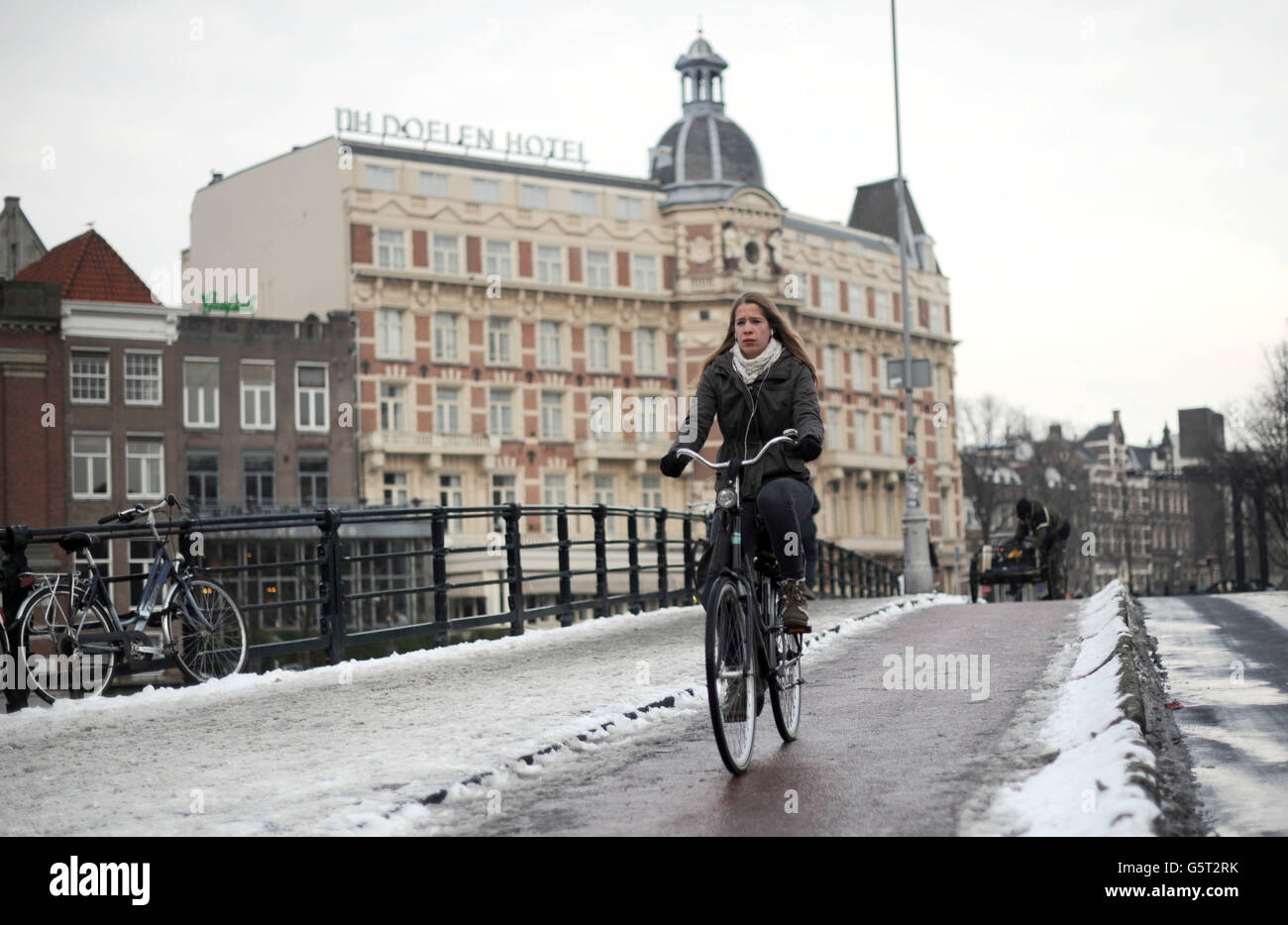 Vista sulla città, Amsterdam. Una signora in bicicletta per le strade di Amsterdam Foto Stock