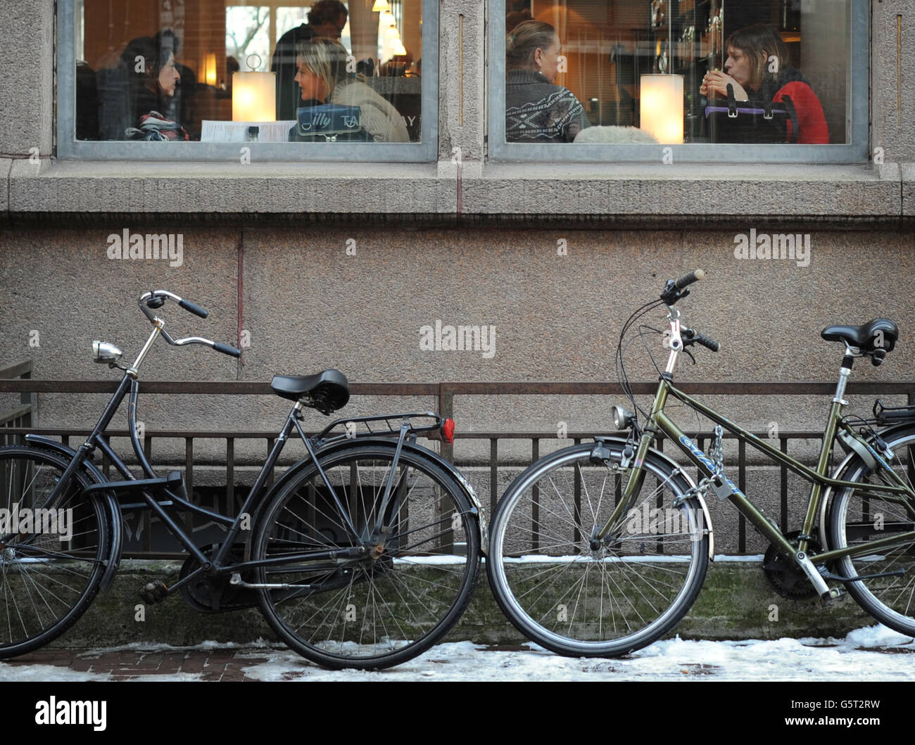 Vista sulla città - Amsterdam. Biciclette sotto la finestra di un takeaway ad Amsterdam Foto Stock
