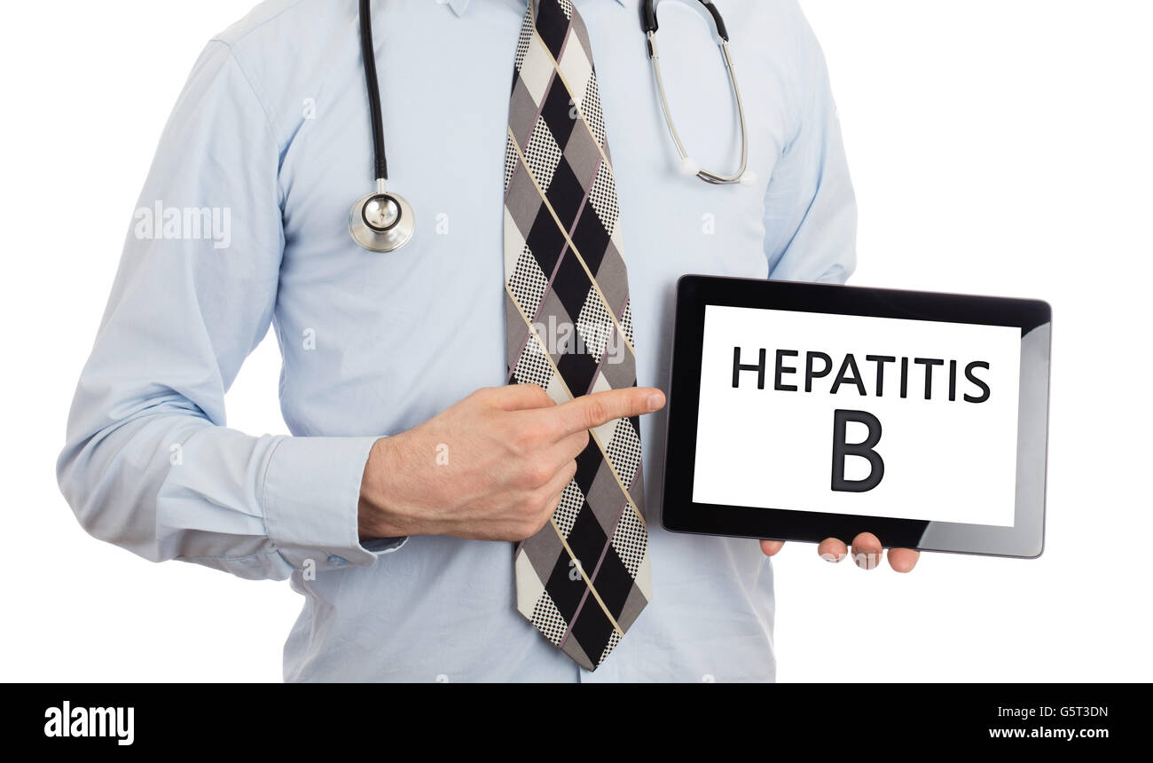 Medico, isolato su bianco backgroun, tenendo tavoletta digitale - Epatite B Foto Stock
