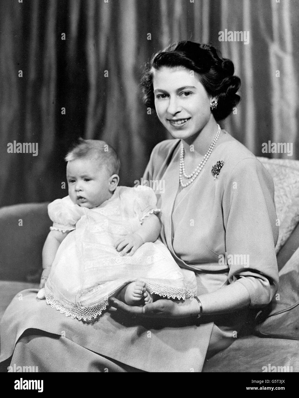 Scattata dal comando reale, questa felice foto mostra la Regina con il suo figlio neonato, il Principe Carlo in una stanza privata a Buckingham Palace. Foto Stock