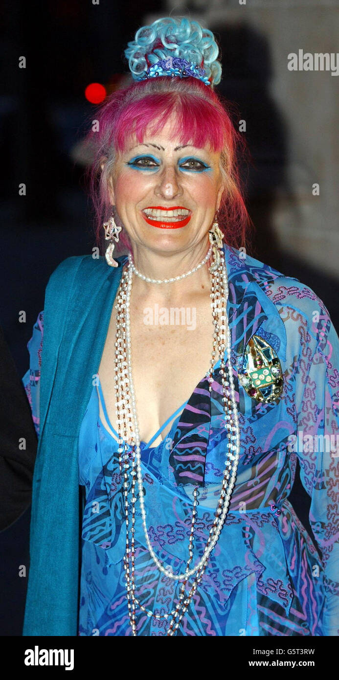 La stilista Zandra Rhodes arriva per il Moet & Chandon Philip Treacy Tribute 2002 al Victoria and Albert Museum. La cerimonia di premiazione biennale premia l'eccellenza nel settore della moda, quest'anno il premio va al millinatore britannico Philip Treacy. 04/05/2003: Questa settimana verrà inaugurato ufficialmente un museo della moda moderna fondato da Rodi, che conta 10 milioni di euro. L'apertura del Museo della Moda e del tessile a Bermondsey, nel sud di Londra, sarà eseguita giovedì dalla principessa Michael del Kent. Convertito da un vecchio magazzino per un periodo di sei anni, il museo avrà il suo primo giorno pubblico il mese di maggio Foto Stock