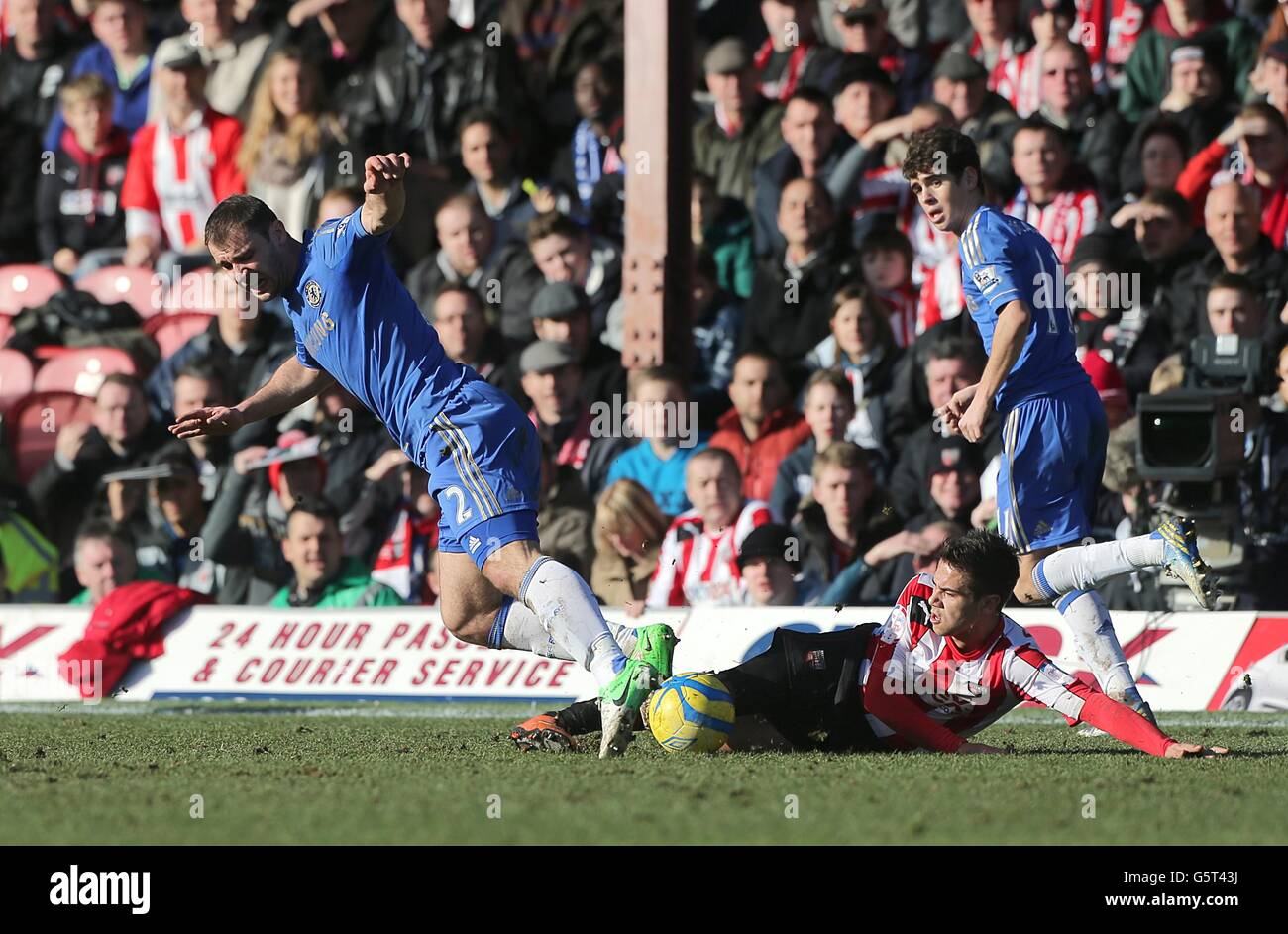 Harry Forrester di Brentford (piano) e la battaglia di Chelsea Branislav Ivanovic (sinistra) per la sfera Foto Stock