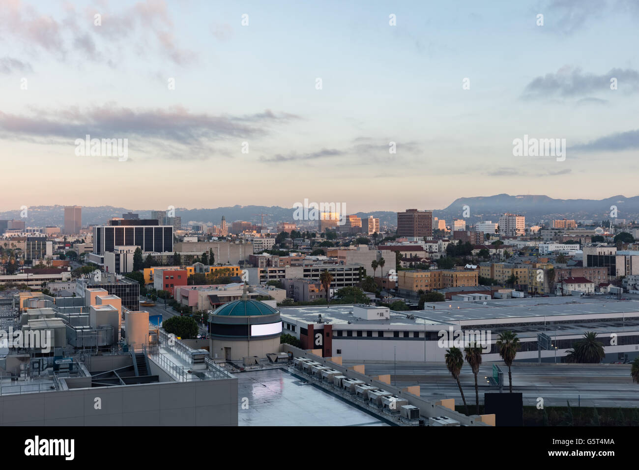 Mattino cielo sopra il centro dello skyline della città di Los Angeles in California Foto Stock