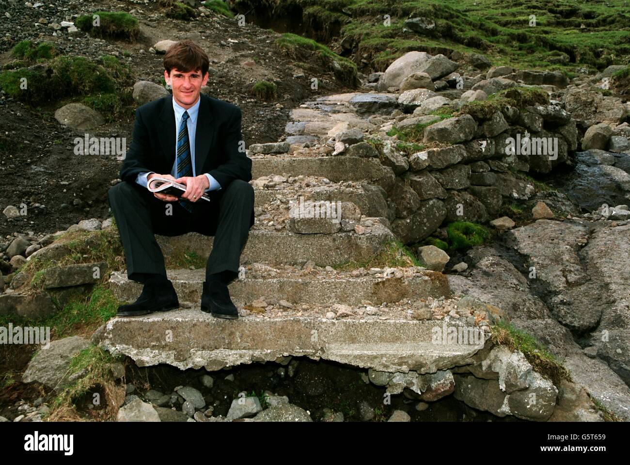 06 GIUGNO 1995. La Scozia nelle isole Faeroeer. Il nuovo ragazzo scozzese, Tosh McKinlay, immergiti nelle vedute delle Isole Faroe durante il giro in traghetto delle squadre. Foto di Laurence Griffiths Foto Stock