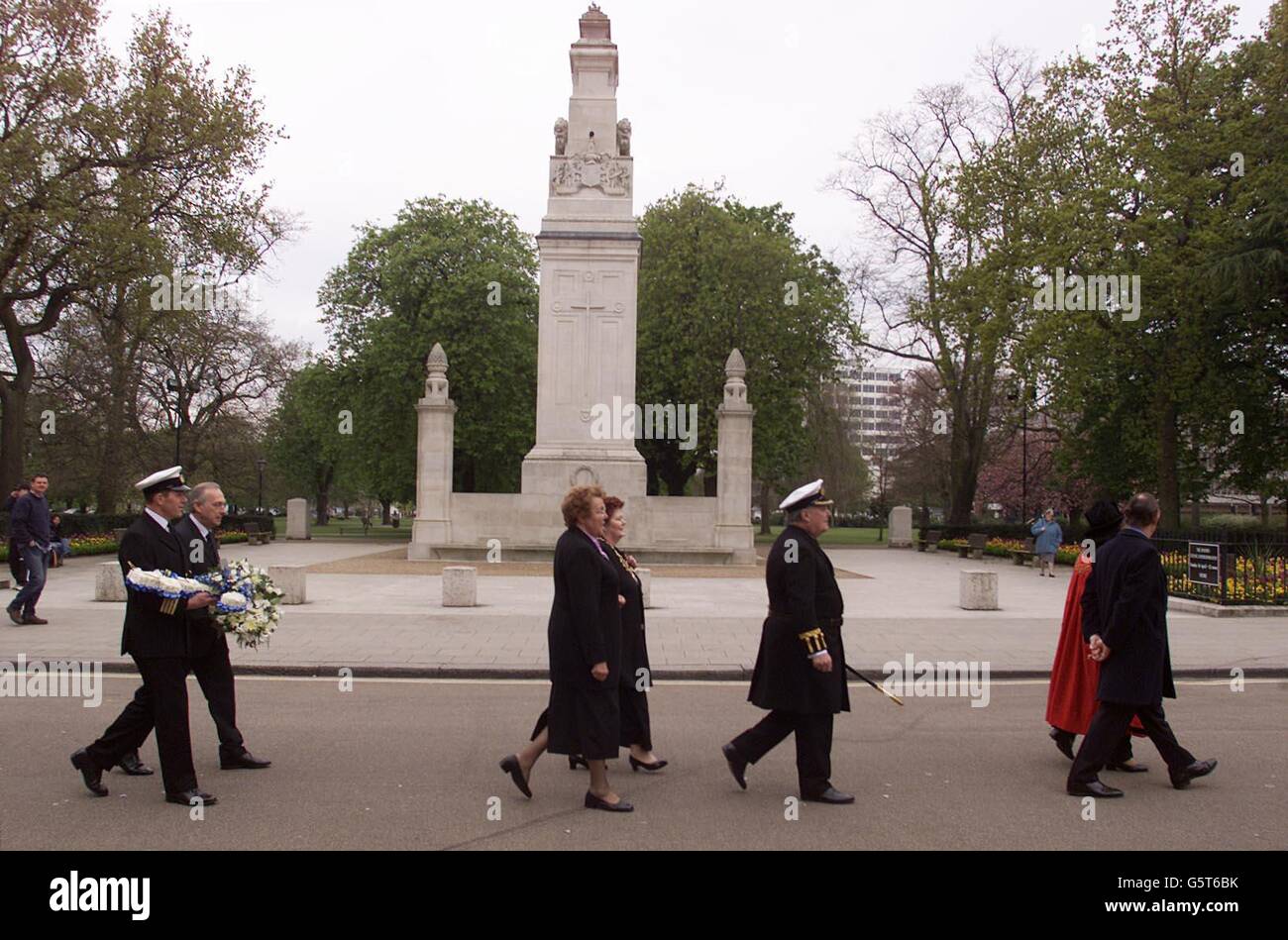 I dignitari civici procedono oltre il cenotafio al Titanic Engineers Memorial a Southampton. La linea di lusso salpò dalla città il 10 aprile 1912, cinque giorni prima che 1500 persone persero la vita 90 anni fa nel più famigerato disastro marittimo del mondo. Foto Stock