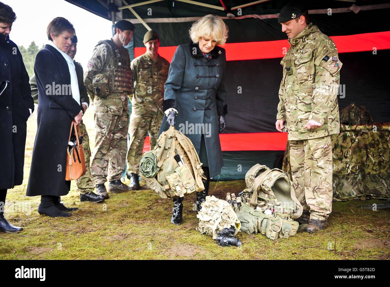 La duchessa di Cornovaglia solleva lo zaino pesante di un soldato mentre viene introdotta in vari kit militari mentre incontra i soldati della R Company 4 Battaglione, i Rifles, alle caserme del reparto, Wiltshire. Foto Stock