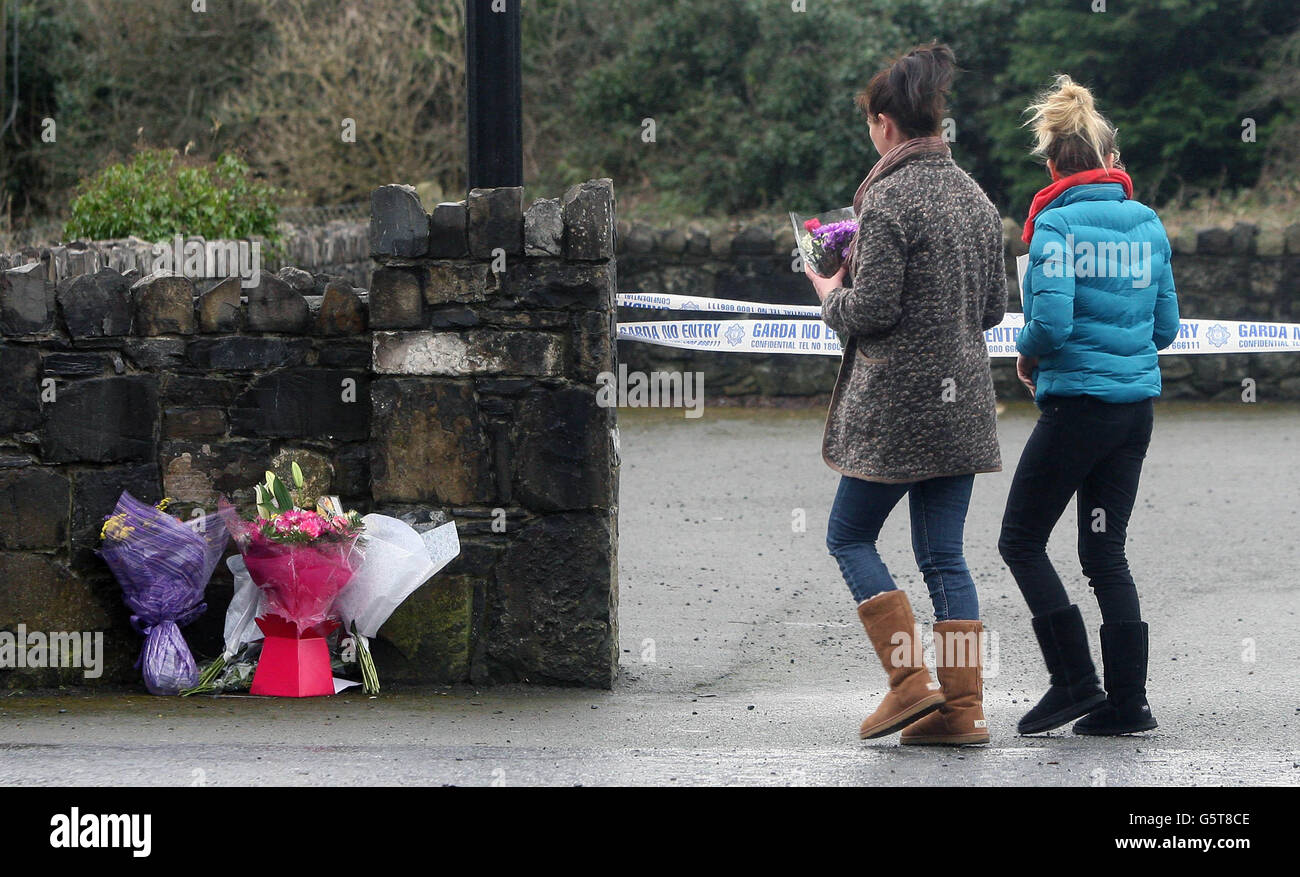 I fiori sono lasciati sulla scena del detective Garda Adrian Donohoes sparando a Lordship, Dundalk. Foto Stock