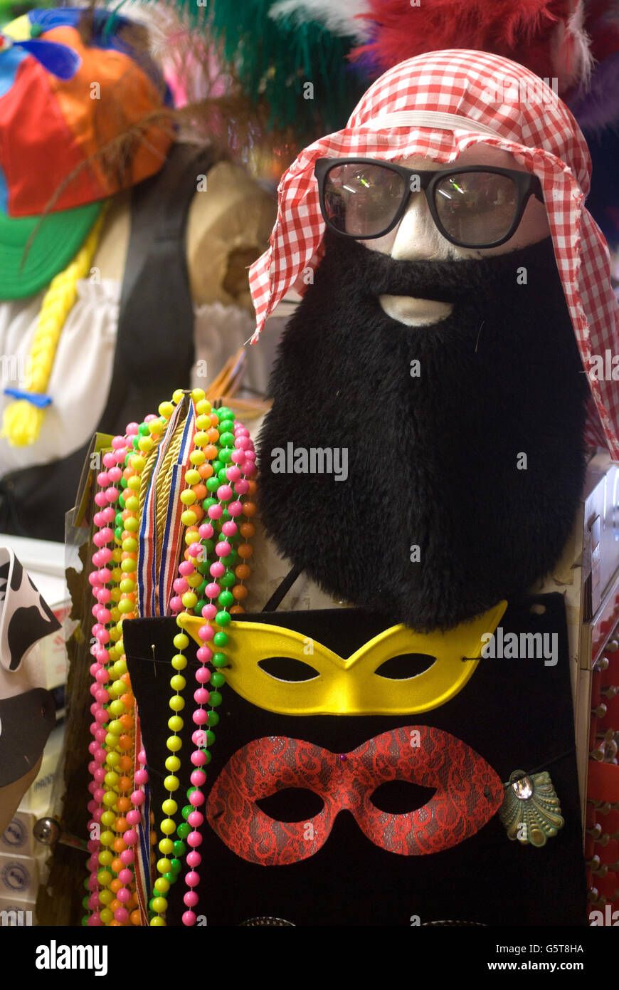 Negozio di scherzo con arabi abito di testa e barba Foto Stock