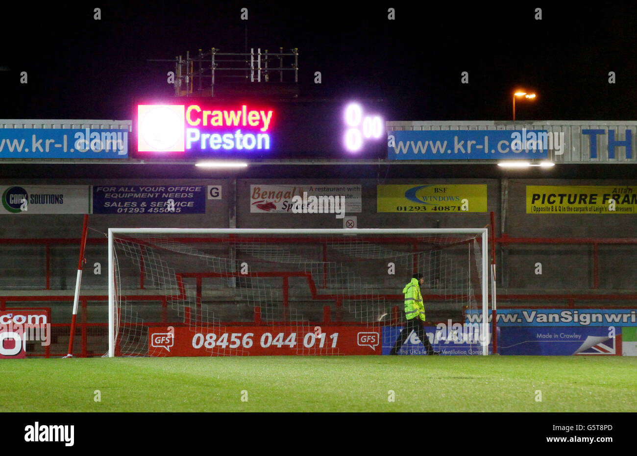 Uno steward di Crawley Town lascia lo stadio mentre la loro partita di casa contro Preston North End è chiamata fuori a causa di un campo loggato al Broadfield Stadium, Crawley. Foto Stock