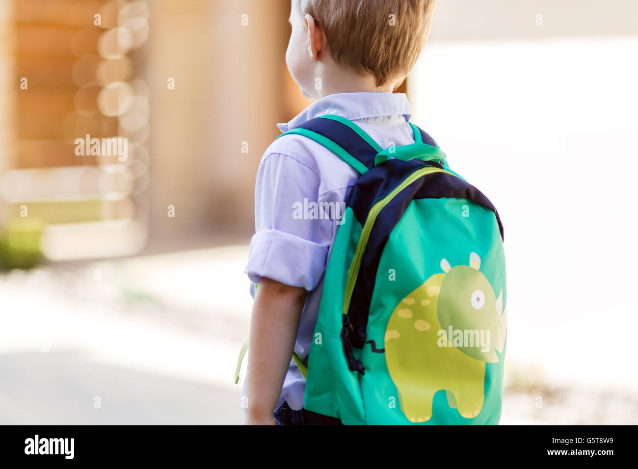 Bambino di uscire di casa per il suo primo giorno di scuola materna Foto Stock