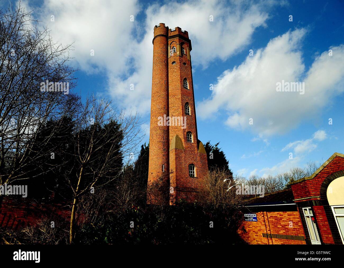 Vista generale della follia di Perrott, uno degli edifici più antichi di Birmingham e che si dice sia l'ispirazione originale delle "due Torri" di J R R Tolkien. Midlands homelessness beneficenza Trident Reach la gente ha comprato lo storico edificio classificato di grado II per £1 nella speranza di raccogliere £1 milione per trasformarlo in un centro per giovani artisti e un luogo per mostre. Foto Stock