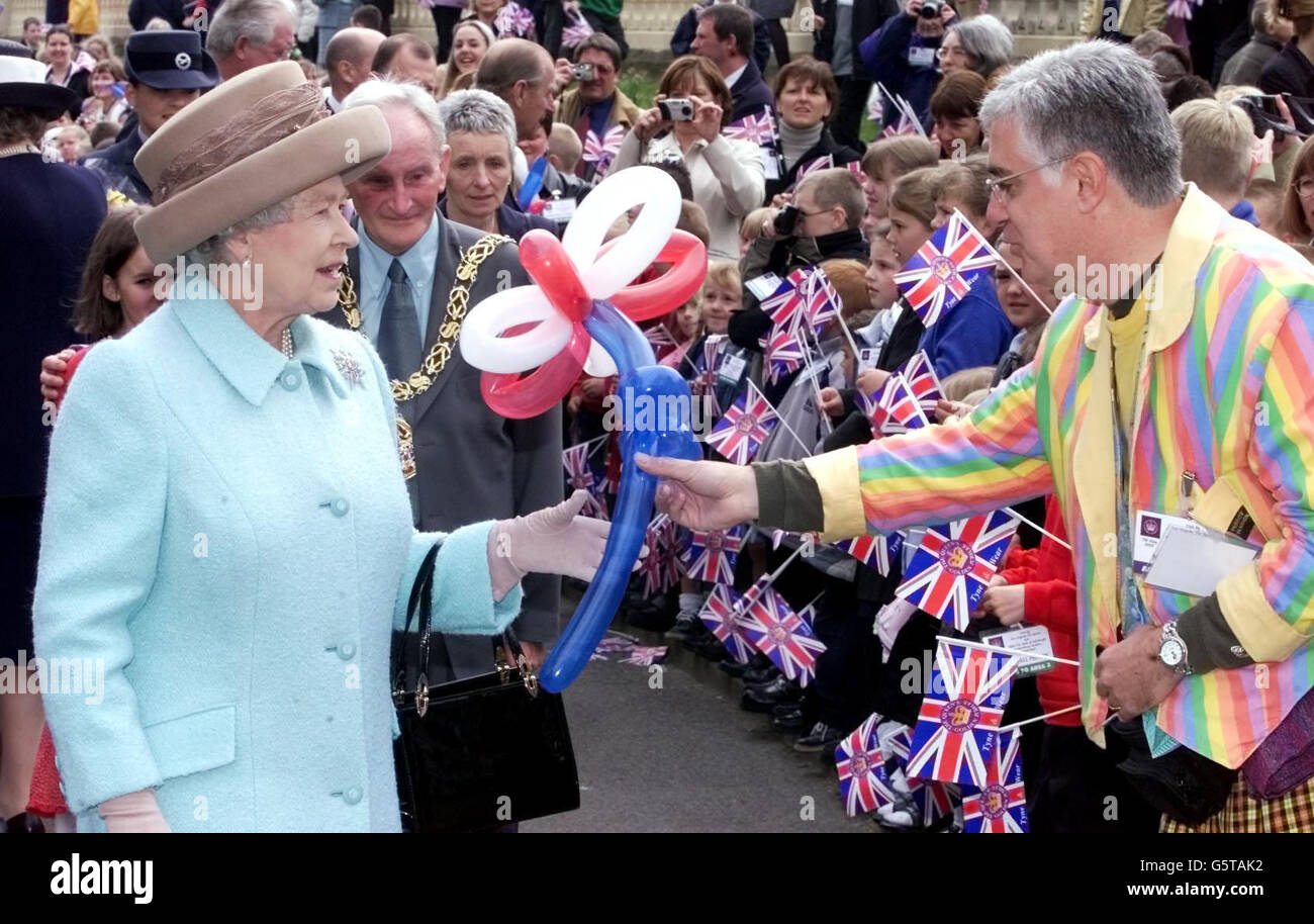 Alla regina viene consegnato un fiore di palloncino con Union Jack Colors, da un wellwisher, mentre lei cammina attraverso Mowbray Park. La Regina arrivò oggi a Sunderland nella seconda tappa del suo tour del Giubileo d'Oro a livello nazionale. * accompagnato dal Duca di Edimburgo, viaggiò per una notte verso il Nord Est con il treno reale. Foto Stock