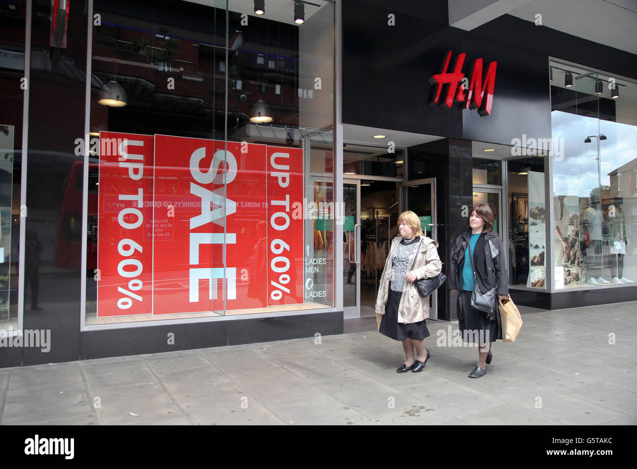 Segno di vendita in store H&M, legno verde, a nord di Londra, 20 giugno 2016 Foto Stock