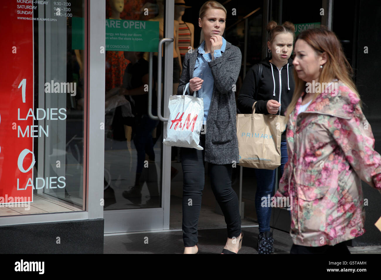 Shoppers lasciare store H&M in legno verde, a nord di Londra, 20 giugno 2016 Foto Stock