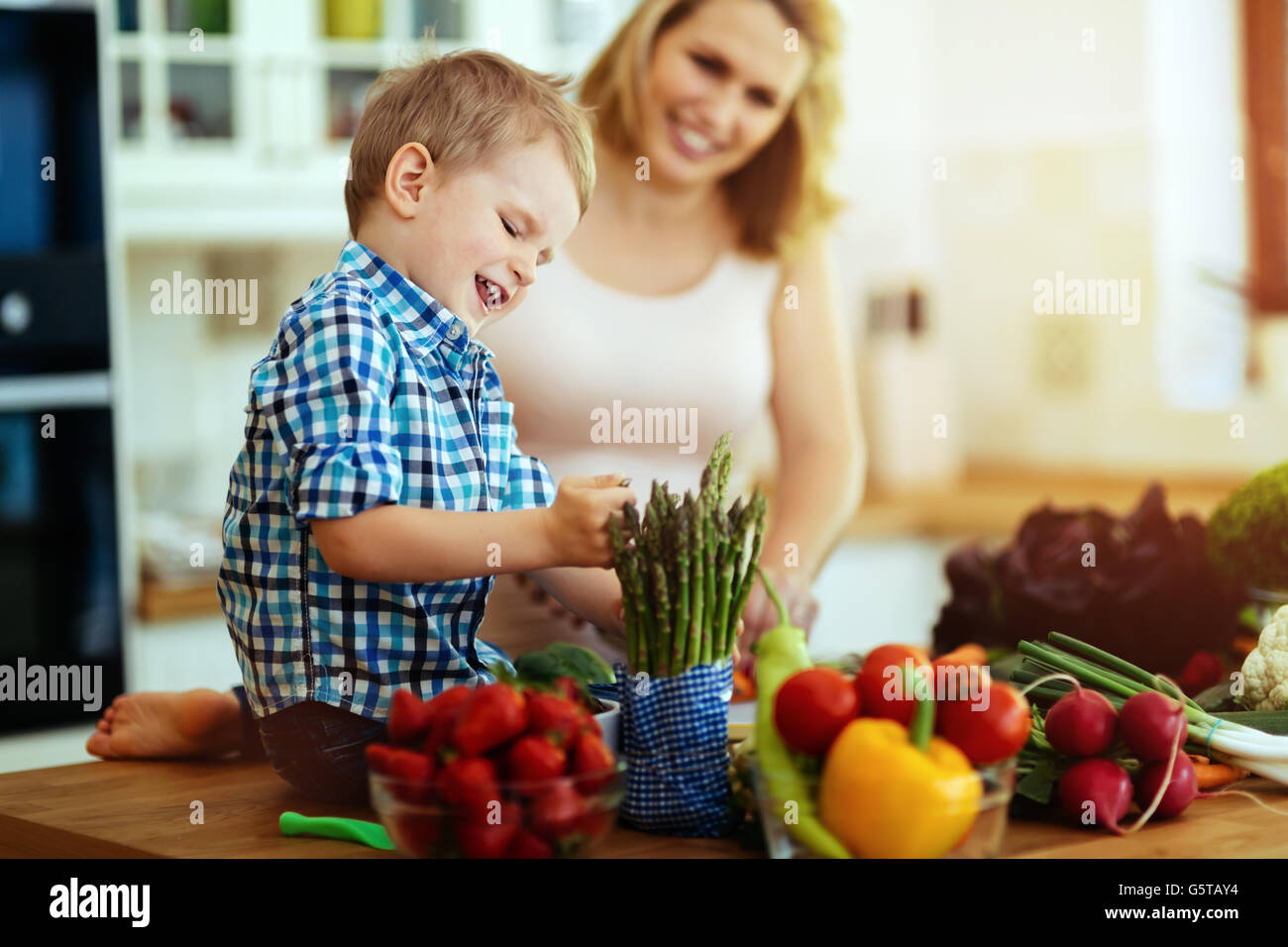 La madre e il bambino a preparare il pranzo in cucina Foto Stock