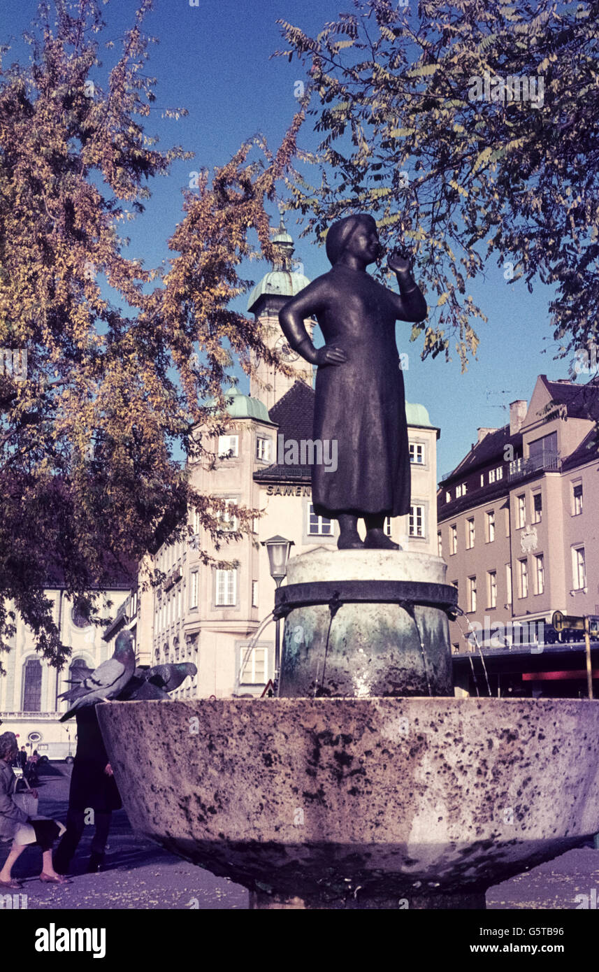Der Liesl-Karlstadt-Brunnen auf dem Münchner Viktualienmarkt Fontana memoriale di Liesl Karlstadt su Monaco di Baviera Viktualienmarkt 1965 Foto Stock