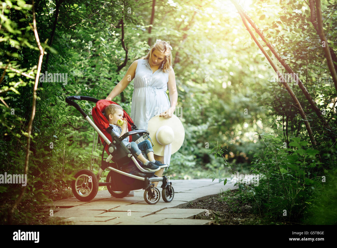 Donna che cammina con il bambino in natura Foto Stock