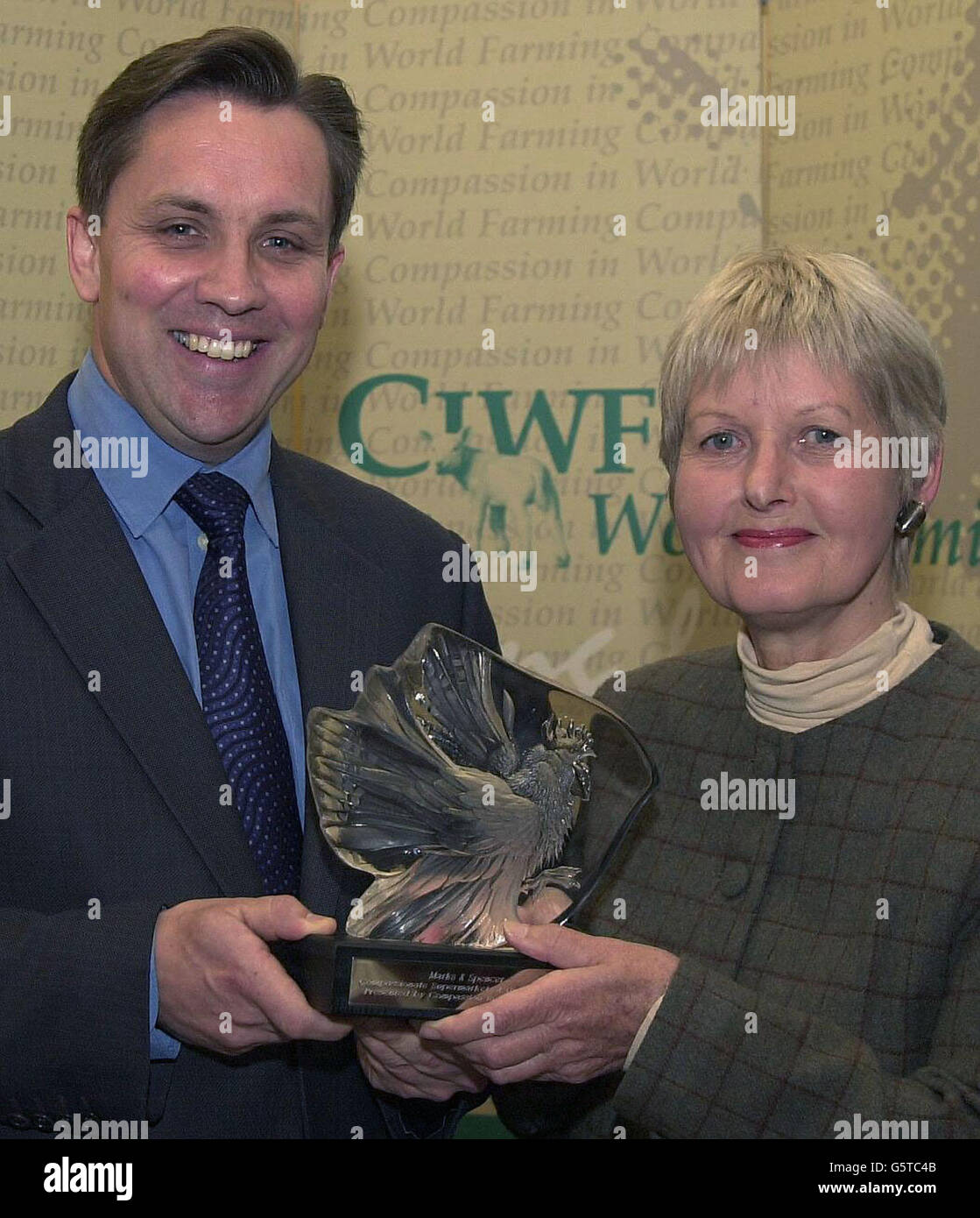 Direttore della Business Unit per Marks and Spencer, Justin King (a sinistra) riceve il primo premio annuale per il 'Supermarket compassionevole dell'anno', lanciato dal gruppo di pressione, la compassione nel mondo agricolo, dall'autore alimentare Audrey Eyton. *...il sondaggio è stato compilato nei mesi di luglio e novembre dello scorso anno, inviando questionari alle 10 più grandi catene di supermercati britanniche e utilizzando 11 indicatori per valutare le prestazioni di ciascuna con un rating su cinque. Foto Stock