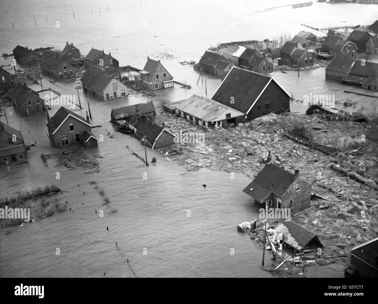 Le incessanti acque alluvionali devastano il villaggio di Zijpe sull'isola olandese di Schouwen Duiveland. Gli edifici martoriati si trovano abbandonati in mezzo alle acque alluvionali. Foto Stock