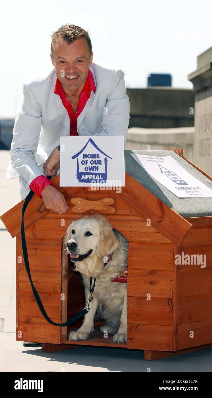 Graham Norton, il comico e il conduttore di chat-show televisivo con 'Gracie' il cane, durante una foto a Londra, per lanciare l'appello 'Casa del nostro' per la carità, Canine Parners for Independence presso la Fishmongers' Hall nella City di Londra. Foto Stock