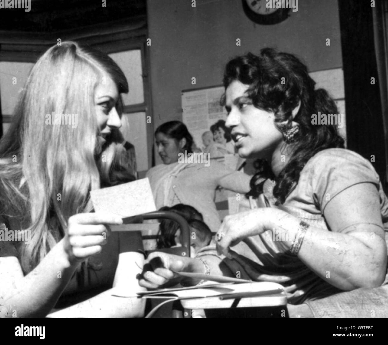 Le casalinghe pakistane a Bradford vengono insegnate all'inglese in classi speciali lanciate da un team di 20 insegnanti studenti del Margaret McMillan Training College, Bradford. Uno degli studenti, Zoe Taylor di 20 anni, è visto qui con un allievo. Foto Stock