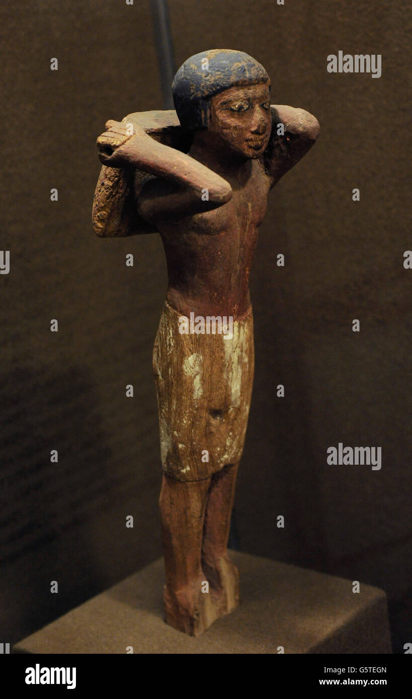 L'Egitto. Uomo che porta il grano. Statuette in legno si trova all'interno di tombe ricche.Lo Stato Museo Hermitage. San Pietroburgo. La Russia. Foto Stock