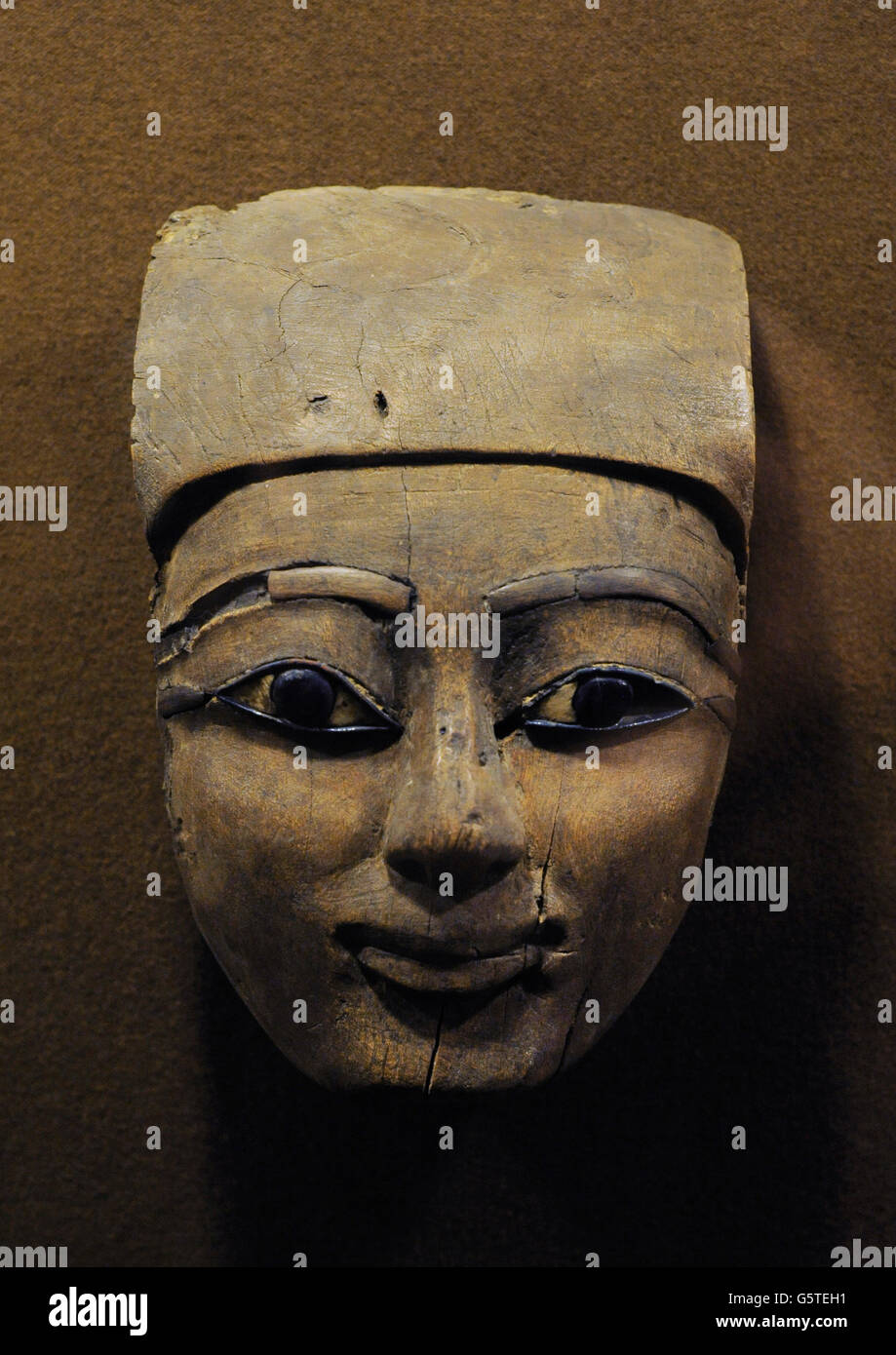 L'Egitto. Articoli in legno. Frammento di testa di sarcofago. Lo stato Museo Hermitage. San Pietroburgo. La Russia. Foto Stock