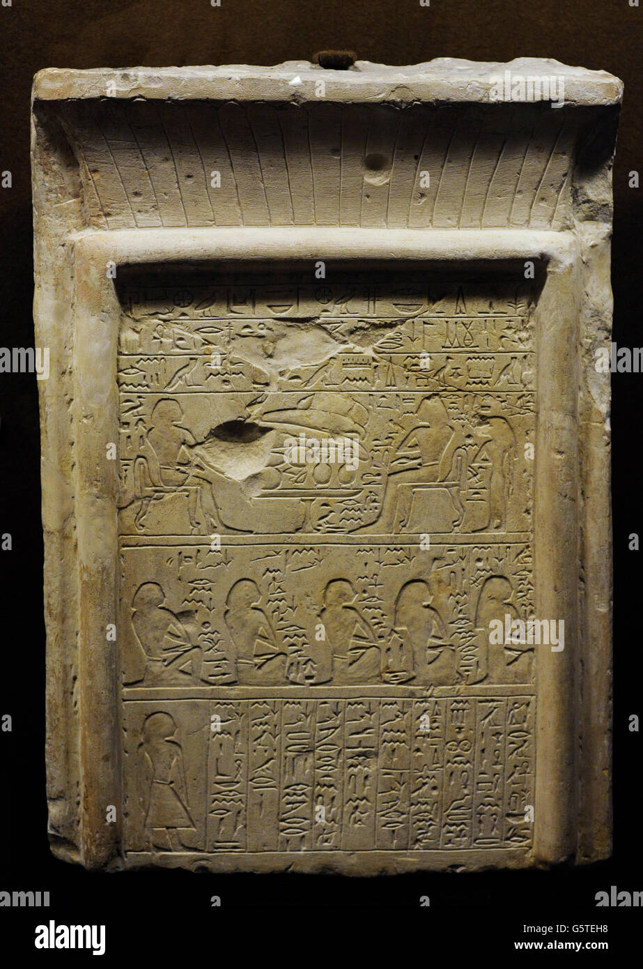 L'Egitto. Stele funeraria di Amenehat-Sen-nen-CHEM-sen. Calcare. Lo stato Museo Hermitage. San Pietroburgo. La Russia. Foto Stock