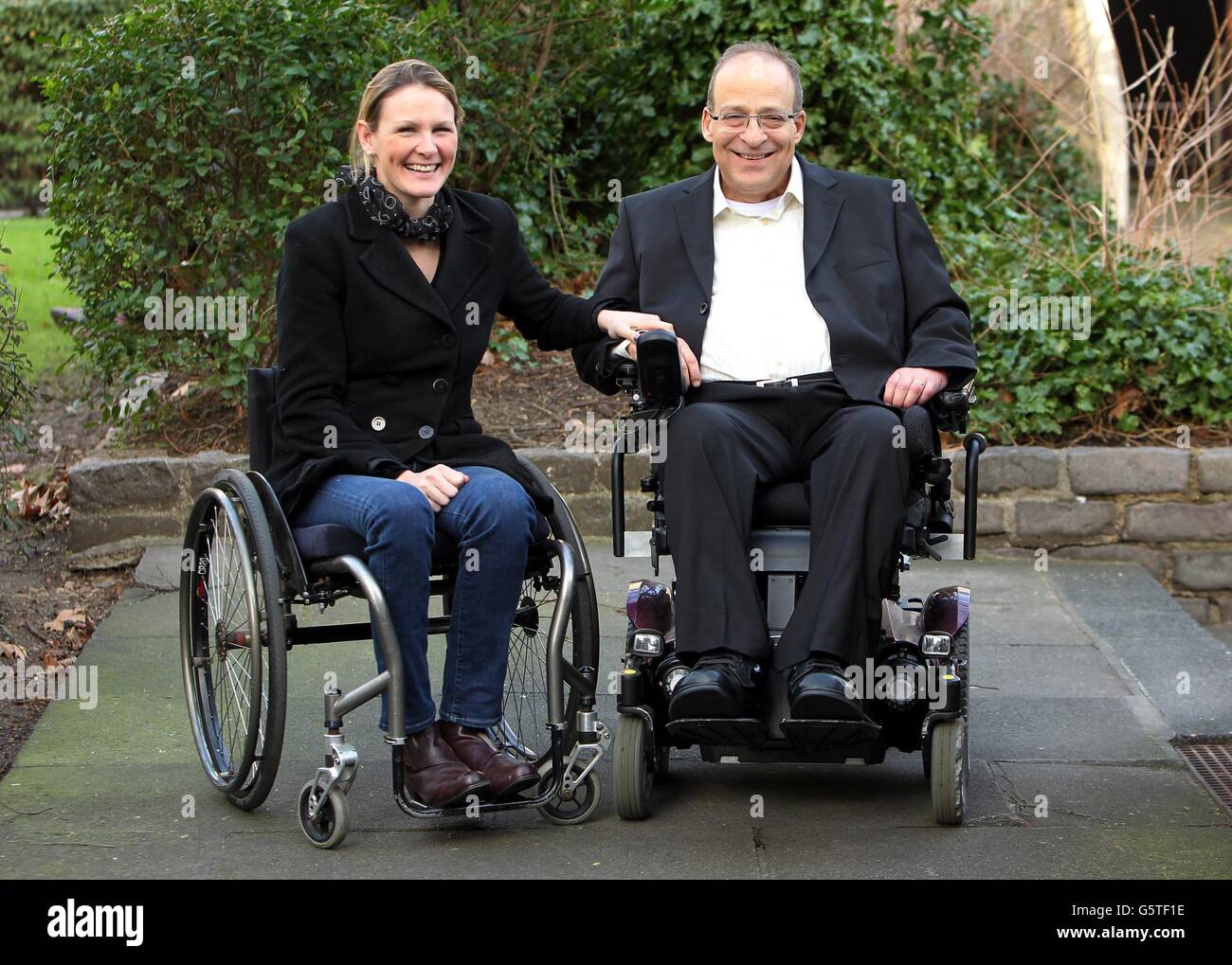 Amit Goffer (a destra) lo scienziato, quadriplegico e inventore della tuta  bionica di Rewalk, incontra Claire Lomas, che è stato il primo utente  britannico della tuta, famoso per aver completato la maratona