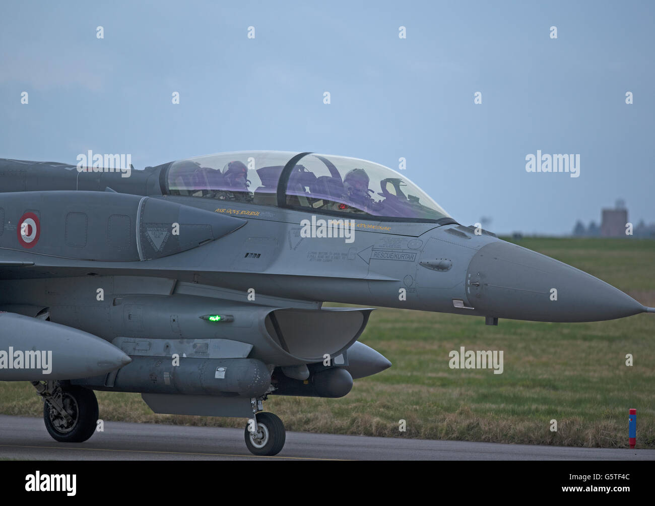Turkish Air Force General Dynamics F16 sedile Twin jet da combattimento di serie 07-1020 Reg Comune di RAF Lossiemouth esercizio. SCO 10,534. Foto Stock