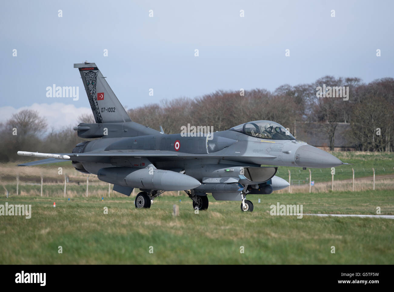 Turkish Air Force General Dynamics F16 sedile unico fighter Jet Reg serie 07-1002 Joint RAF Lossiemouth esercizio. SCO 10,536. Foto Stock