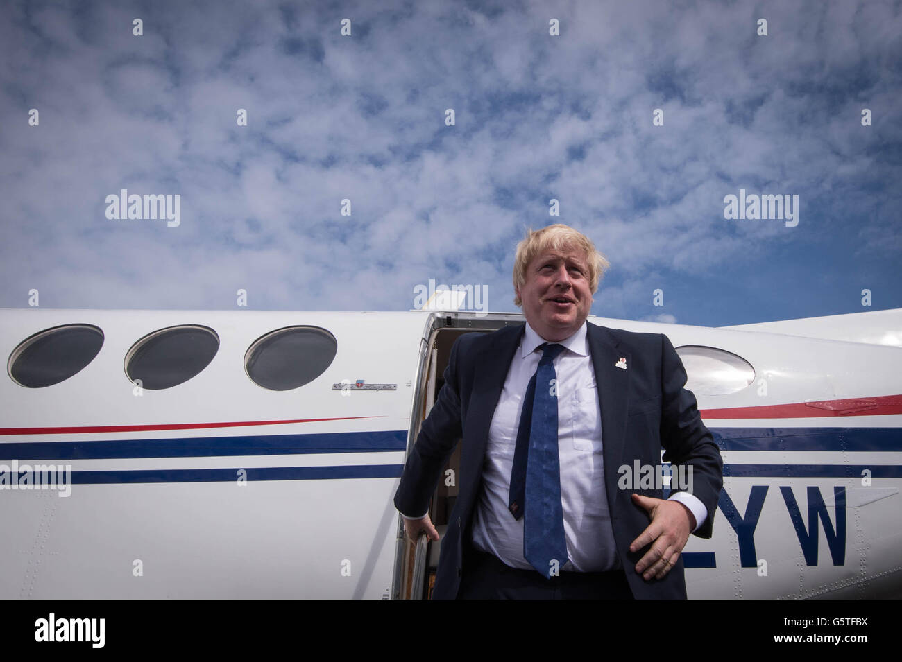 Boris Johnson arriva all'aeroporto di East Midlands per un ultimo giorno di campagna elettorale in tutto il paese per conto di votare prima di lasciare domani Referendum UE. Foto Stock