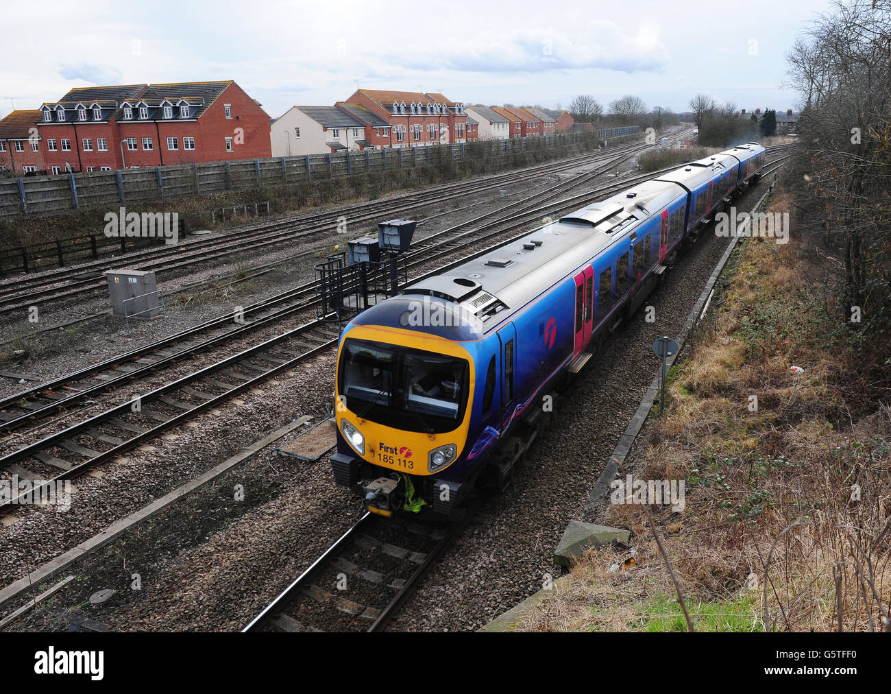 Un treno passa attraverso Church Fenton, North Yorkshire dove è proposto la ferrovia HS2 collegherà con la East Coast Mainline. Foto Stock