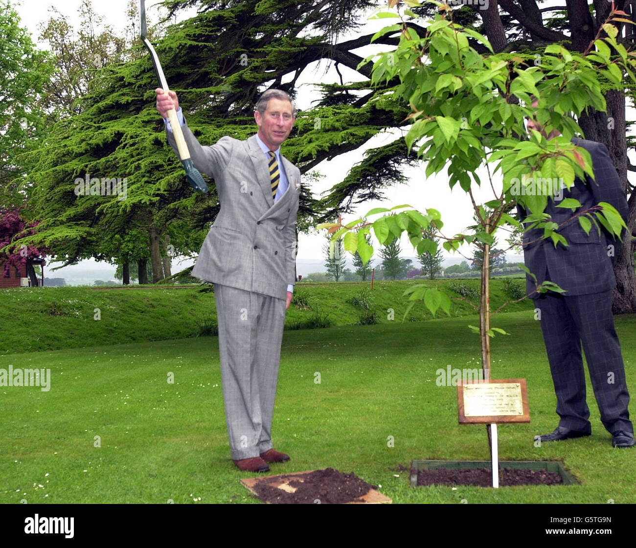 Il Principe di Galles ondeggia verso gli allievi dopo aver piantato un albero alla scuola secondaria di Stato di Brymore, Cannington. Il Principe Carlo visitò Brymori per celebrare il 50° anniversario della scuola Foto Stock