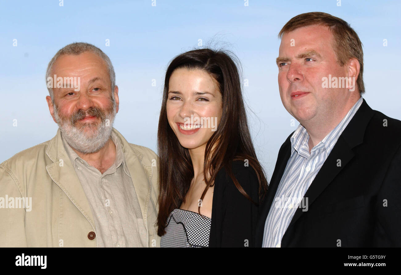 Il regista Mike Leigh (a sinistra) Sally Hawkins attore Timothy Spall durante una fotocall per promuovere il loro nuovo film tutto o niente al Palais des Festivals di Cannes. Foto Stock