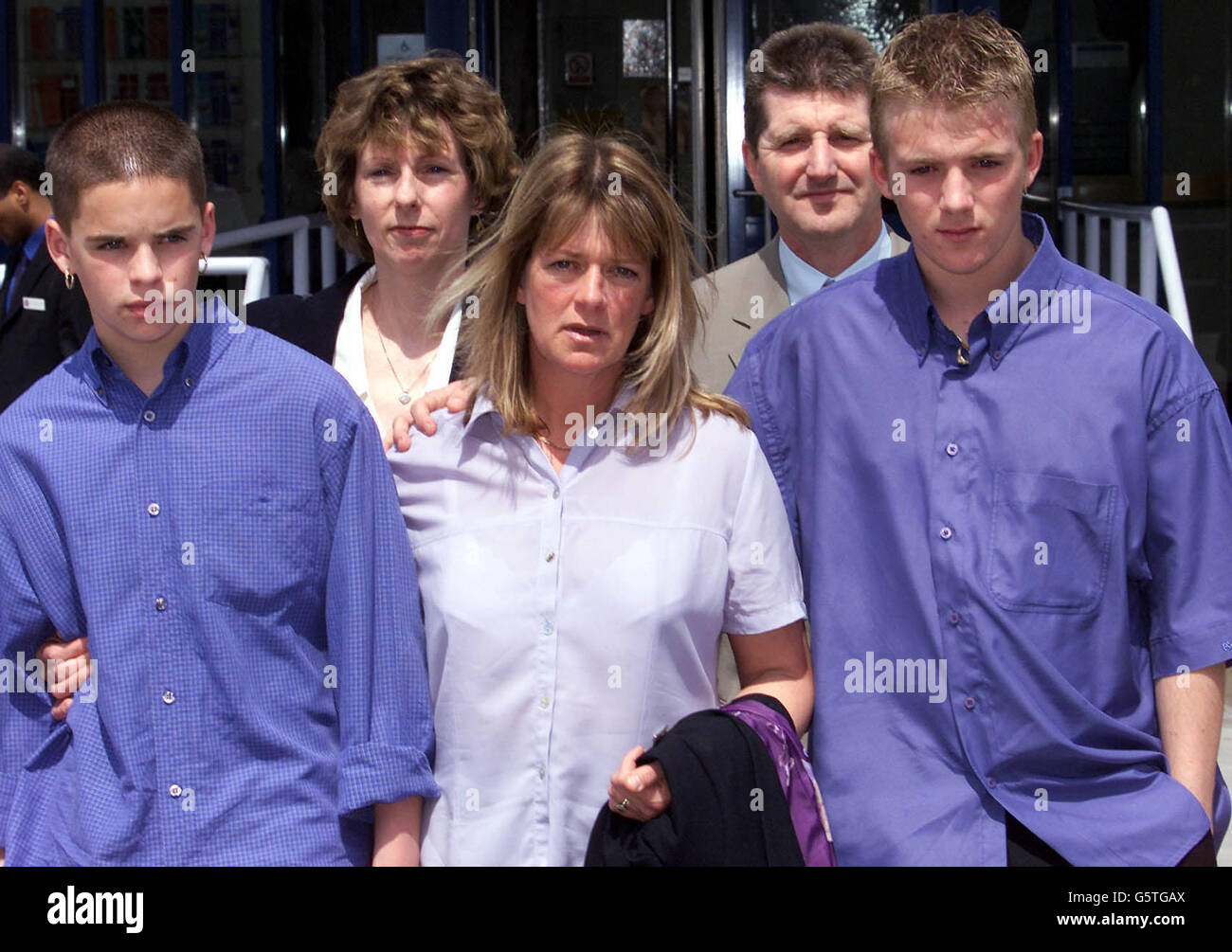 I membri della famiglia delle vittime sono stati uccisi quando un autista tedesco di camion si è schiantato causando un cumulo sulla M11 il 24 agosto 2001, raffigurato fuori dalla corte della Corona di Chelmsford dopo il verdetto che ha condannato Egon Boerner, 48, a cinque anni di carcere. Il tribunale ha sentito come Boerner, che si è dichiarato colpevole di quattro casi di morte per guida pericolosa, aveva guidato ore eccessive in un periodo di 43 ore prima dell'incidente. Foto Stock